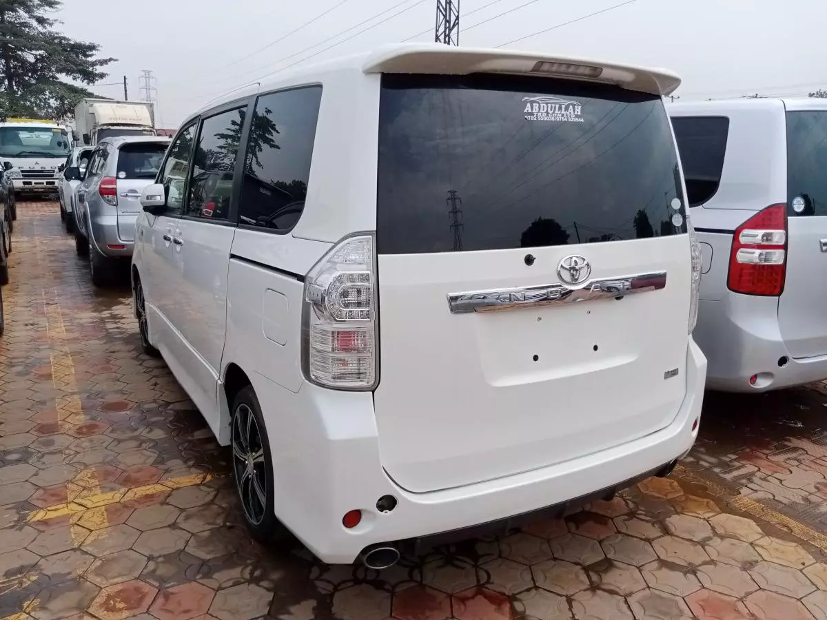 Toyota Noah   - 2011