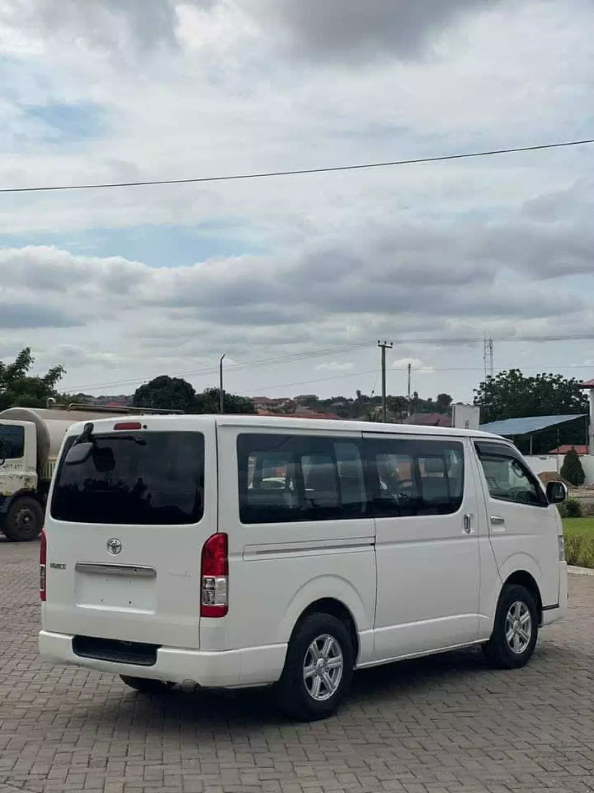 Toyota Hiace   - 2015