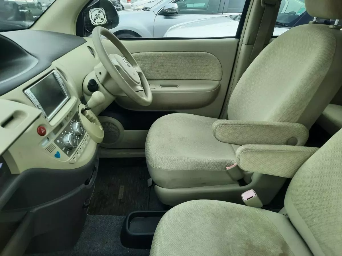 Toyota Sienta - 2009