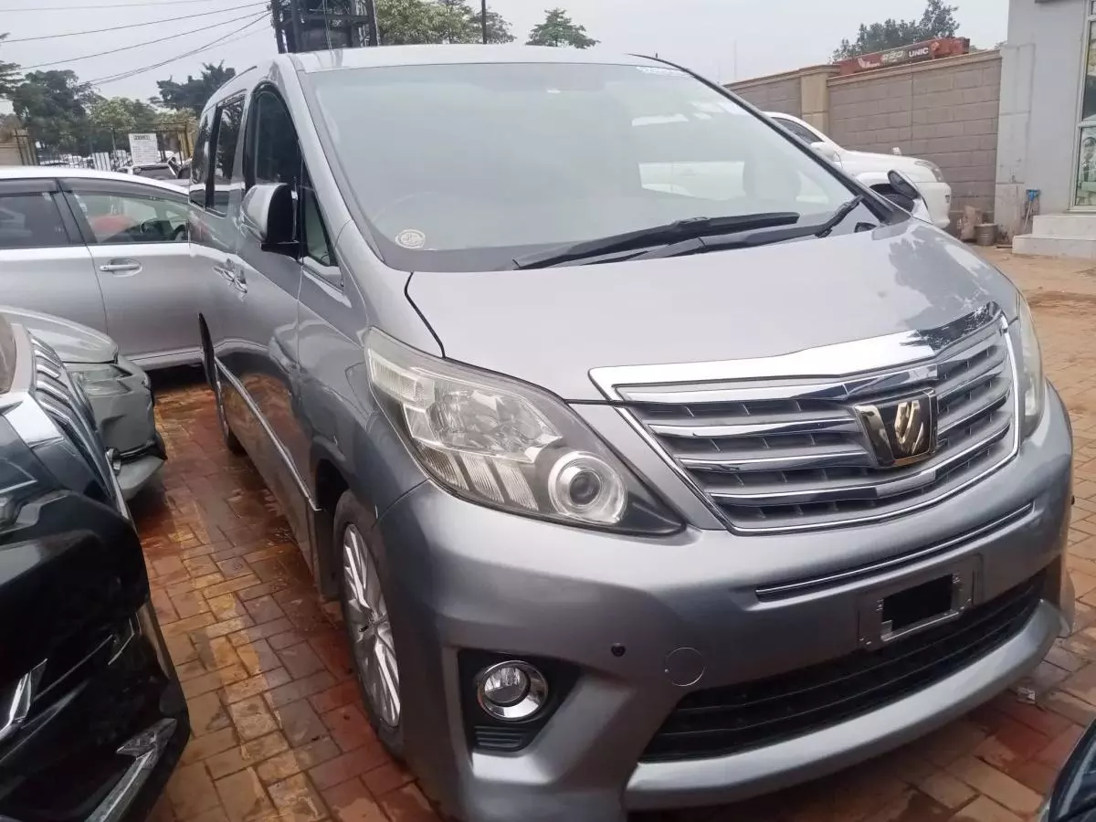 Toyota Alphard   - 2011