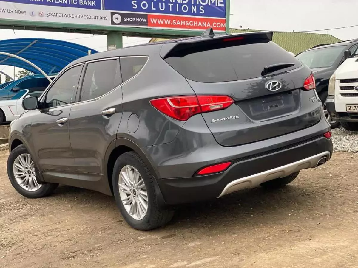 Hyundai Santa Fe   - 2015