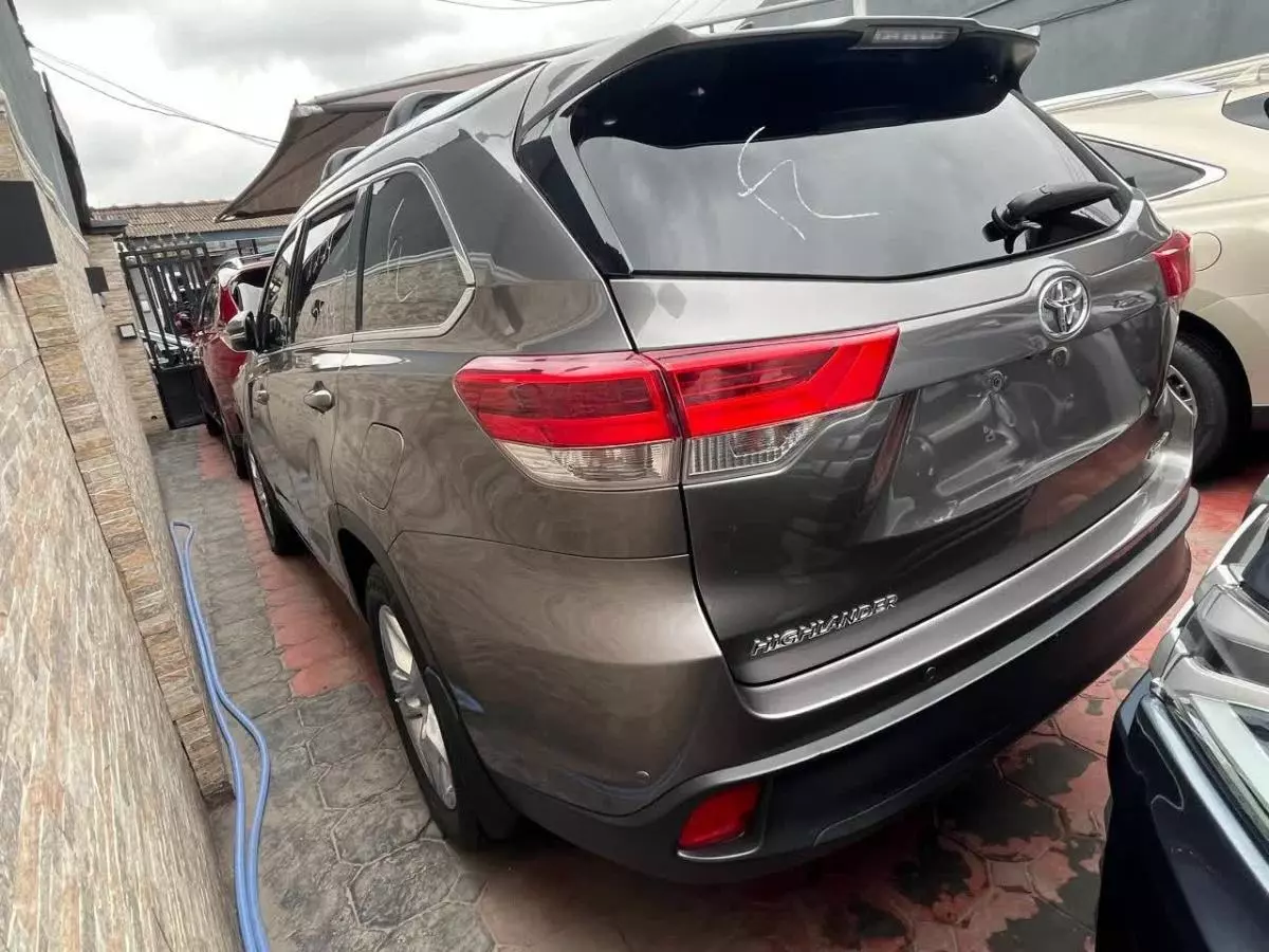 Toyota Highlander   - 2016