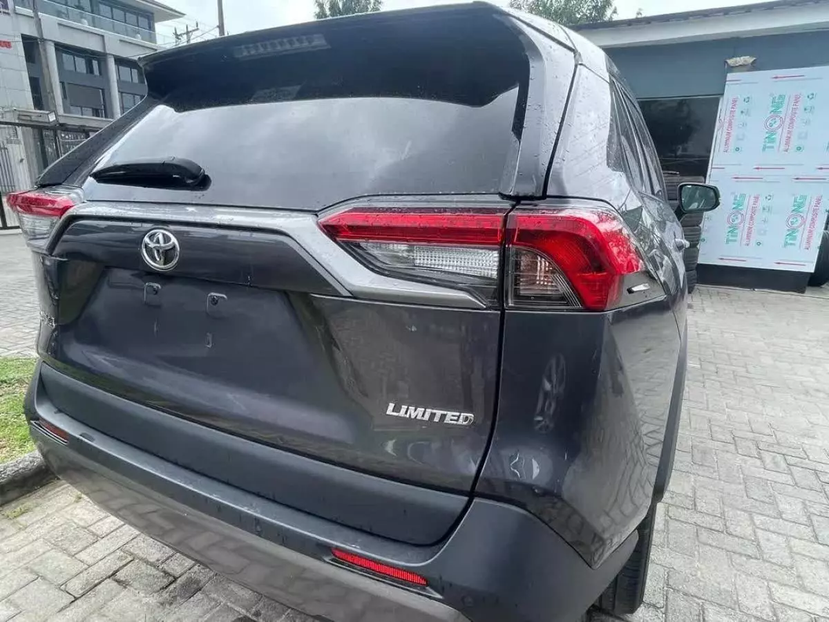 Toyota RAV 4   - 2019