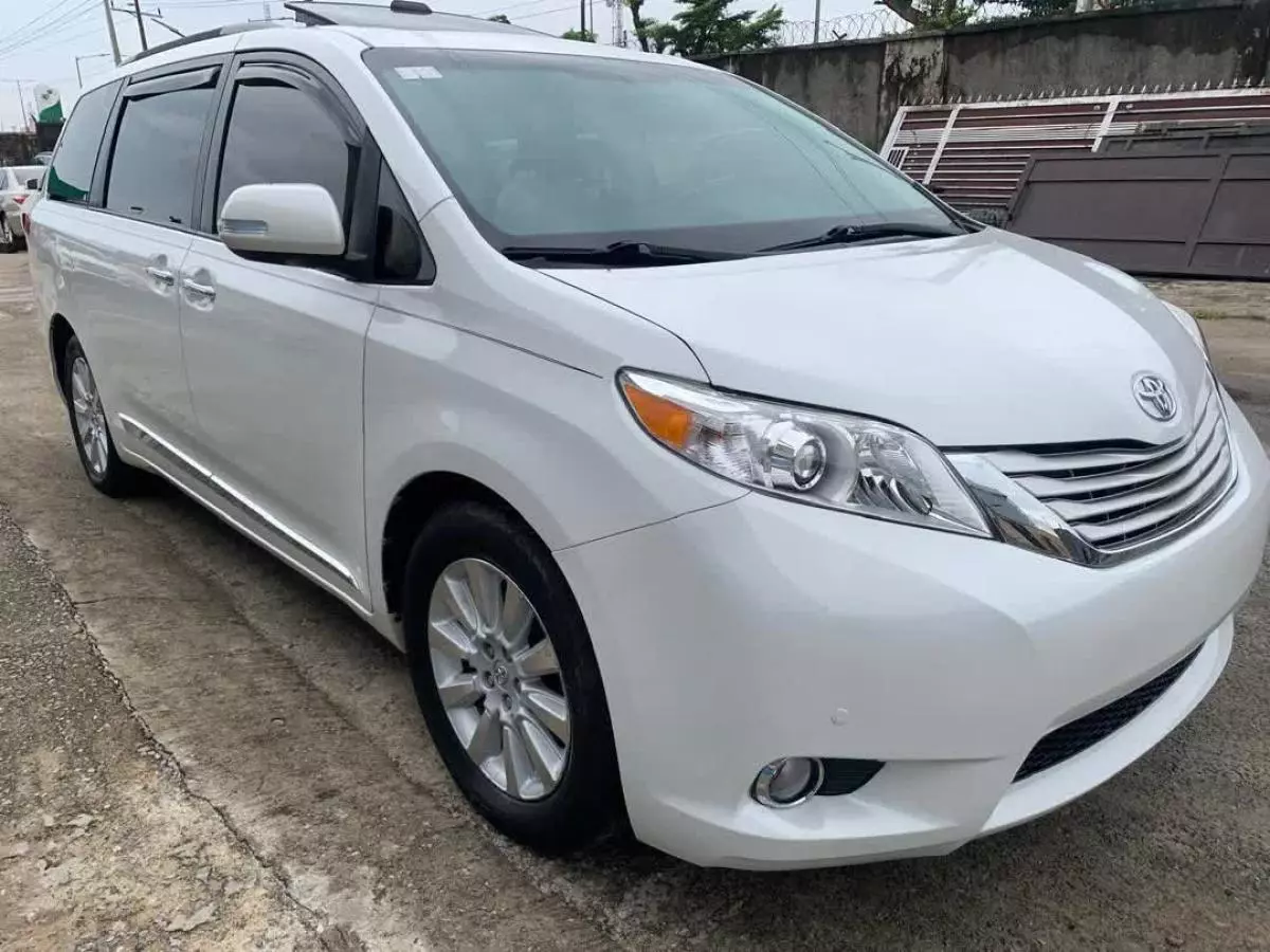 Toyota Sienna   - 2013