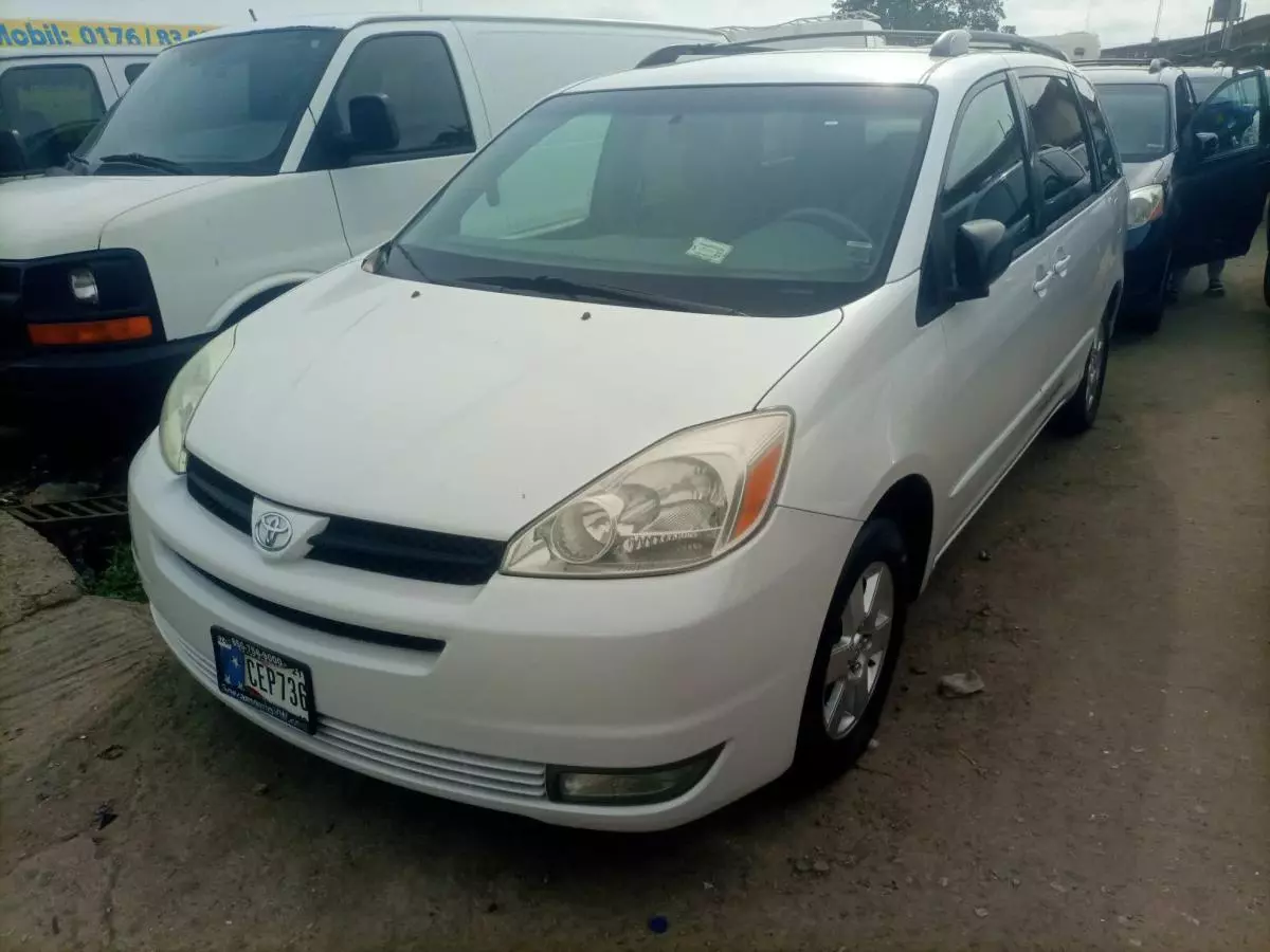 Toyota Sienna   - 2010