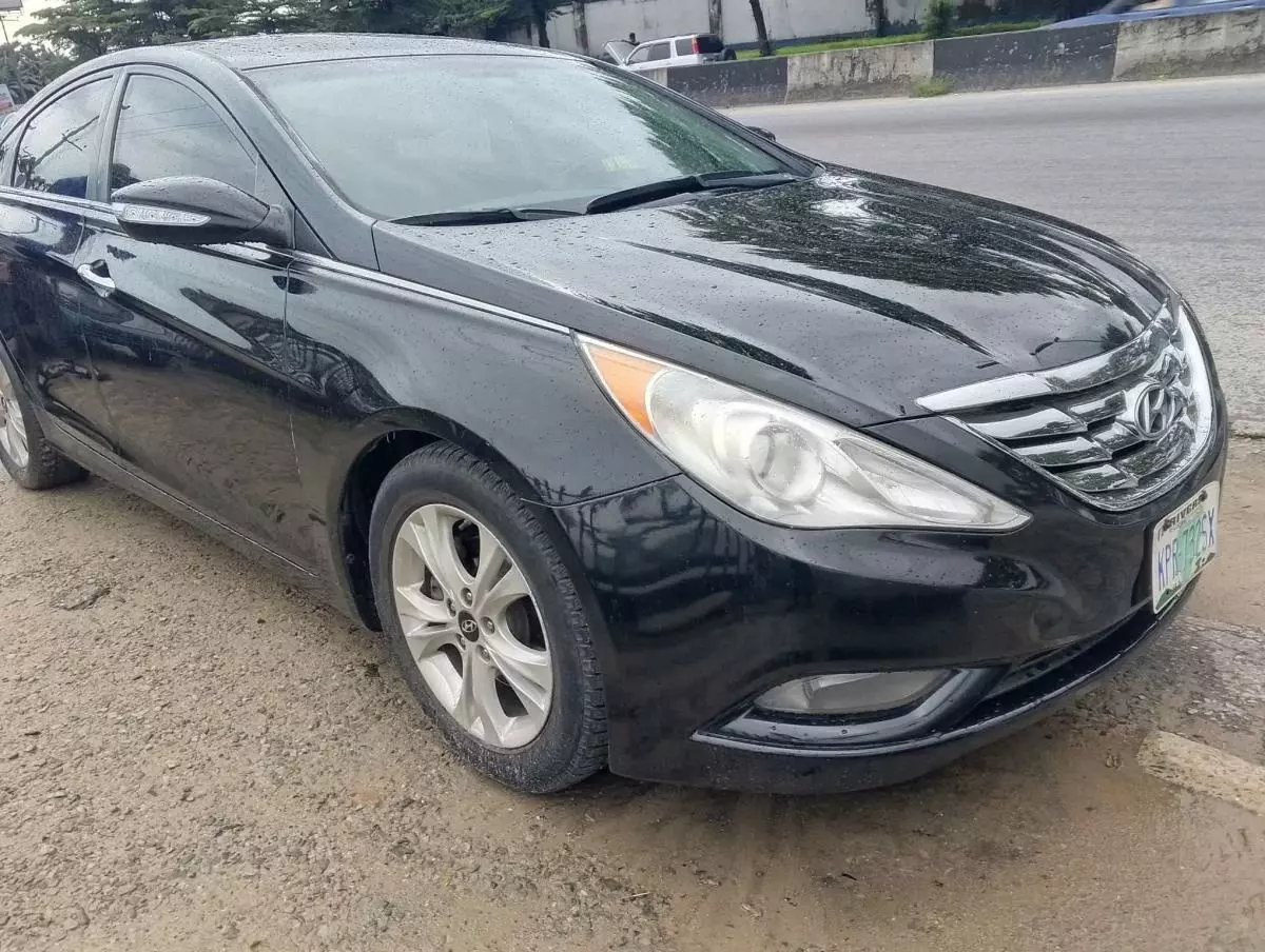 Hyundai Sonata   - 2011