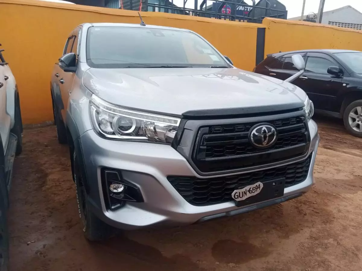 Toyota Hilux   - 2019