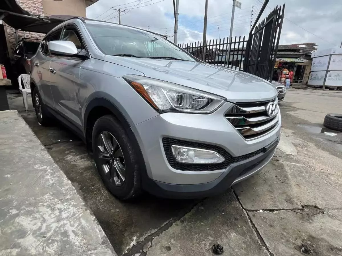 Hyundai Santa Fe   - 2016