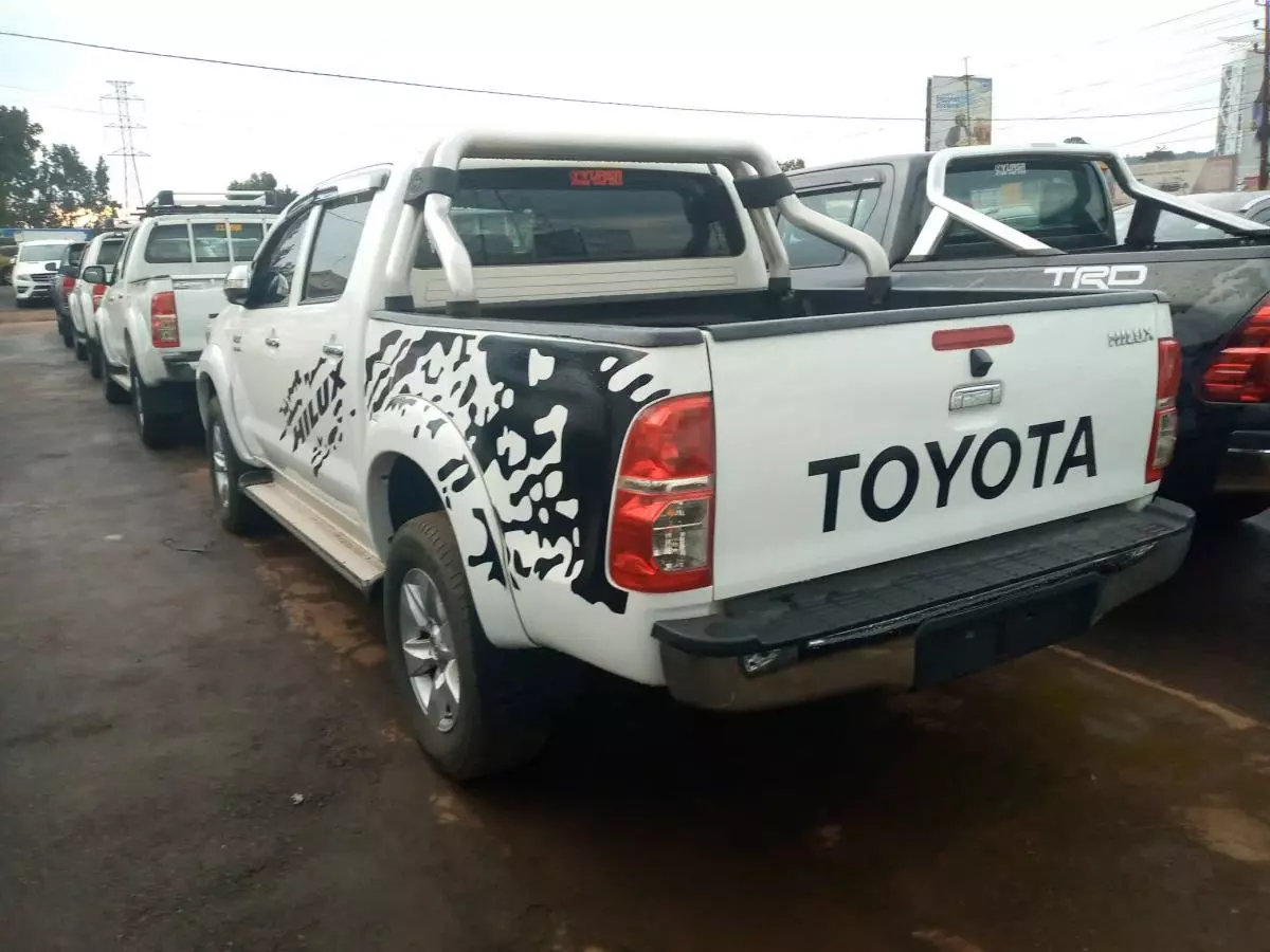 Toyota Hilux   - 2015