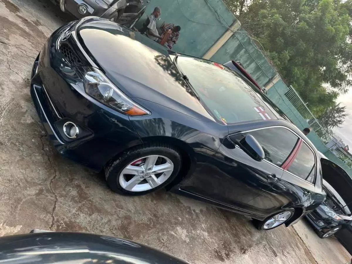 Toyota Camry   - 2012