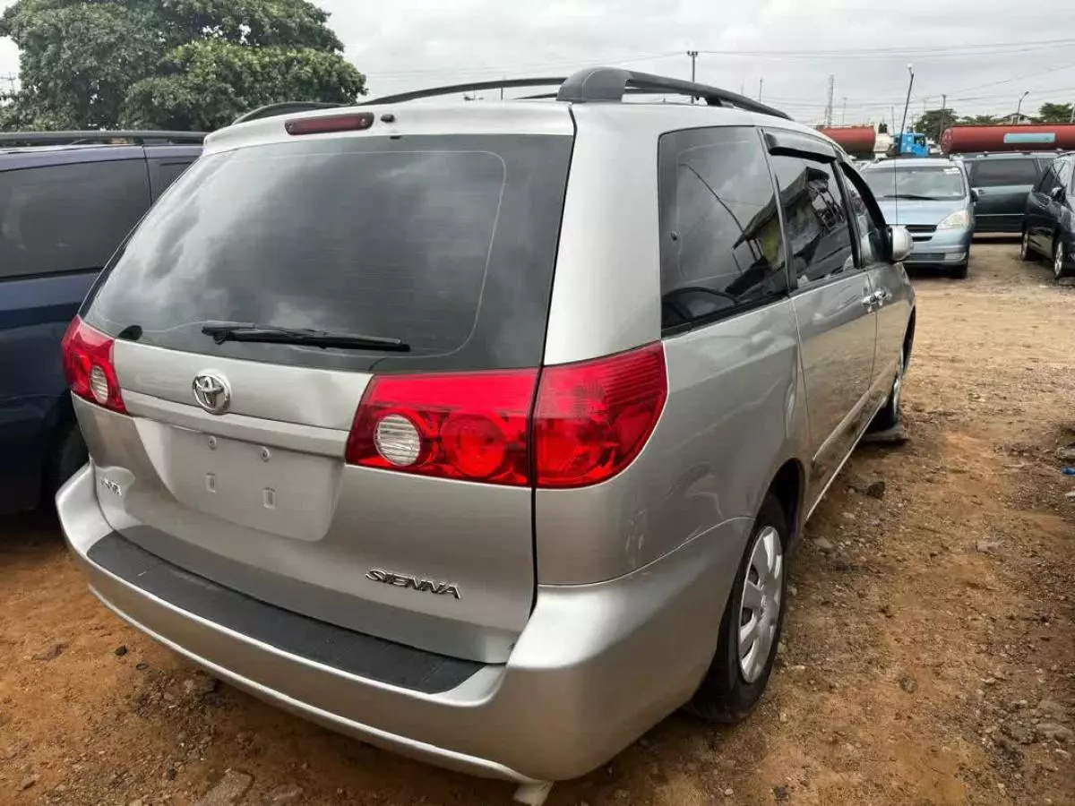 Toyota Sienna   - 2006