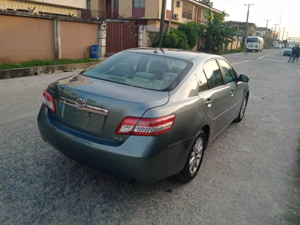 Toyota Camry   - 2011