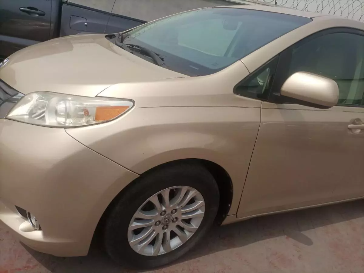 Toyota Sienna - 2011