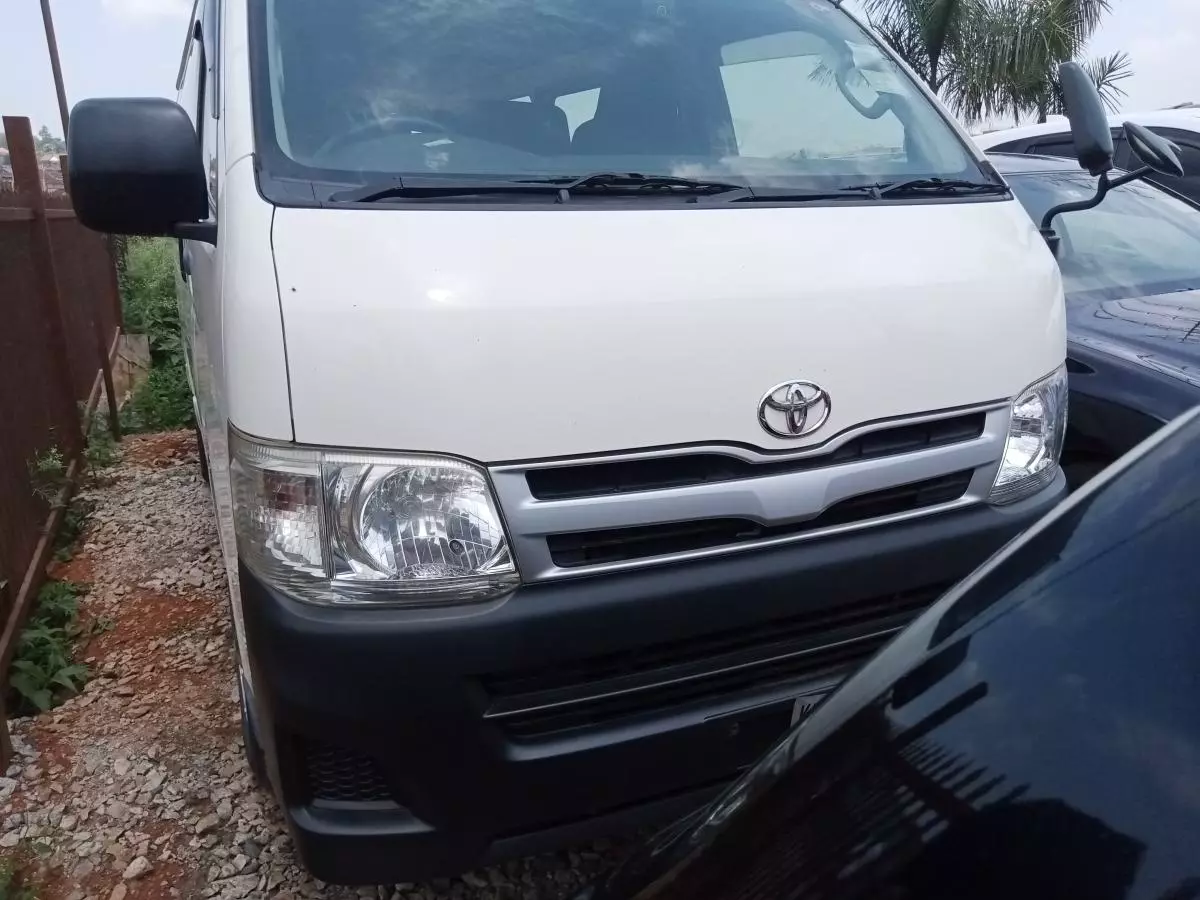 Toyota Hiace   - 2011