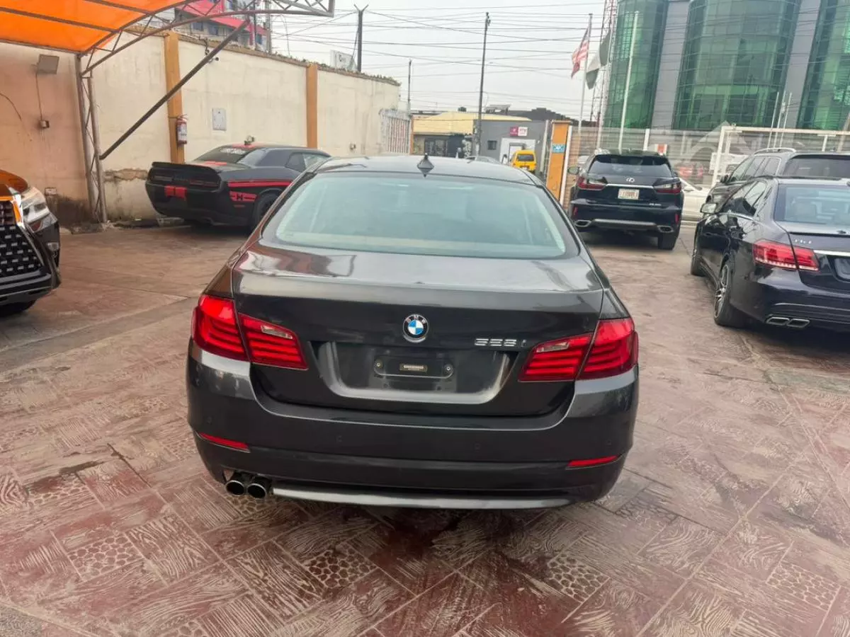 BMW 528i   - 2011