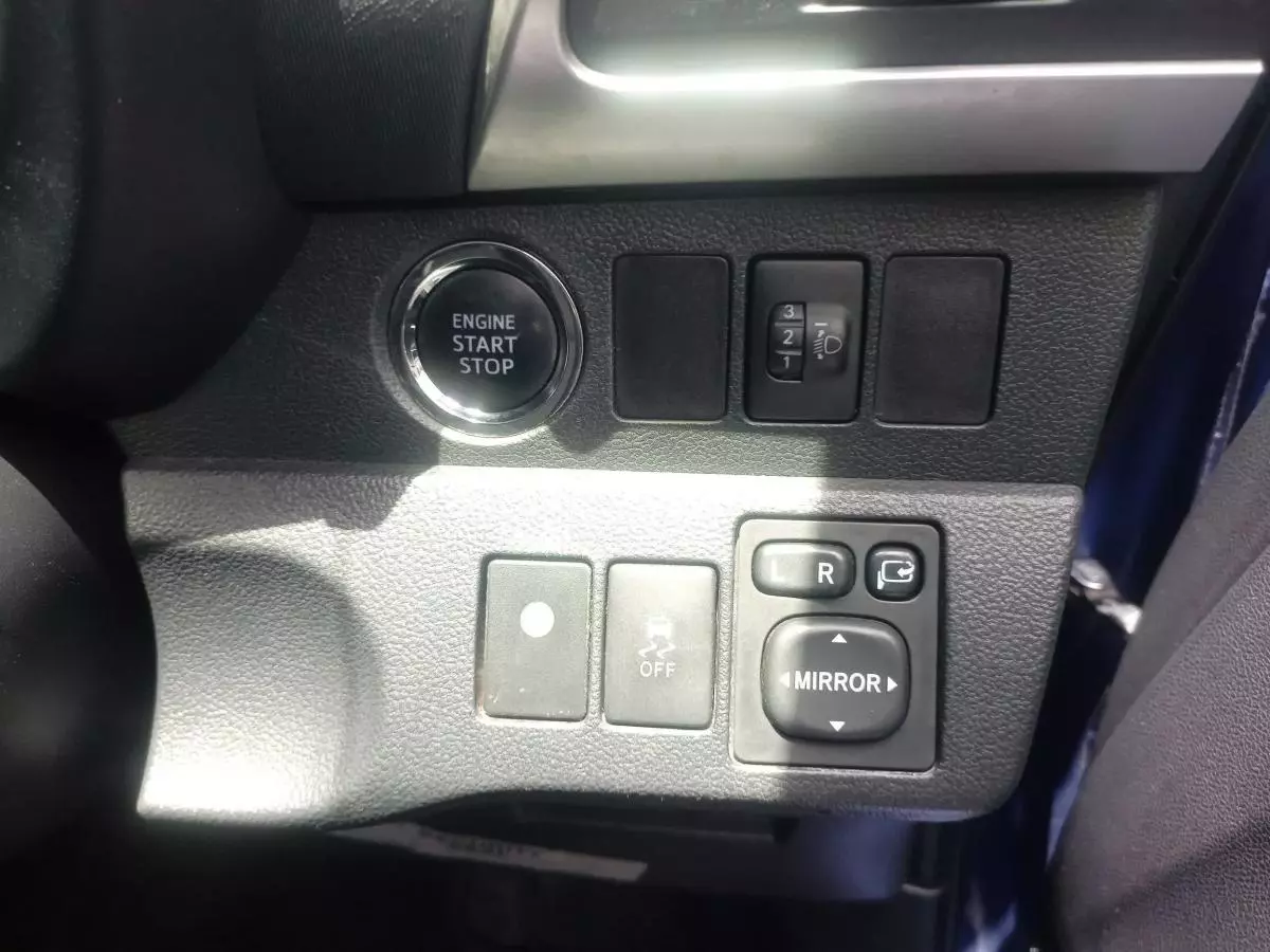 Toyota Ractis   - 2015