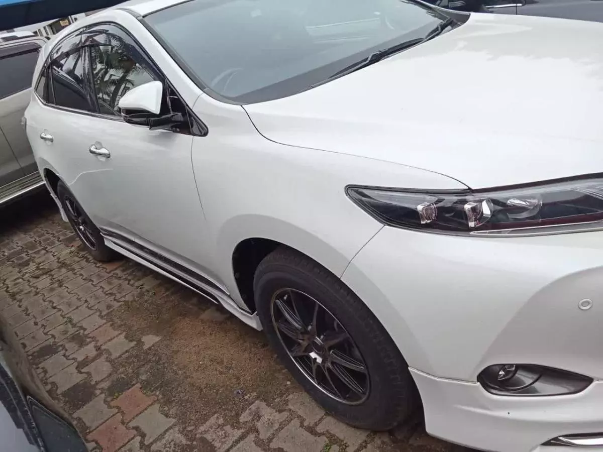 Toyota Harrier   - 2016