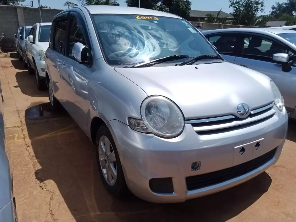 Toyota Sienta   - 2011