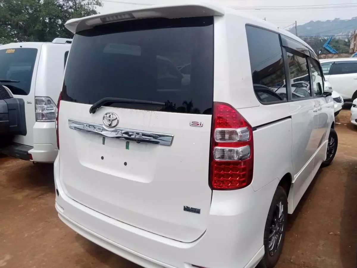 Toyota Noah   - 2011