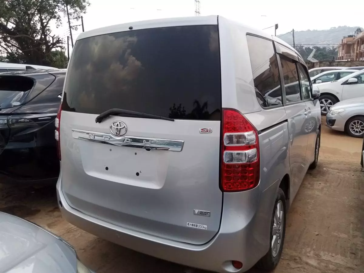 Toyota Noah   - 2012