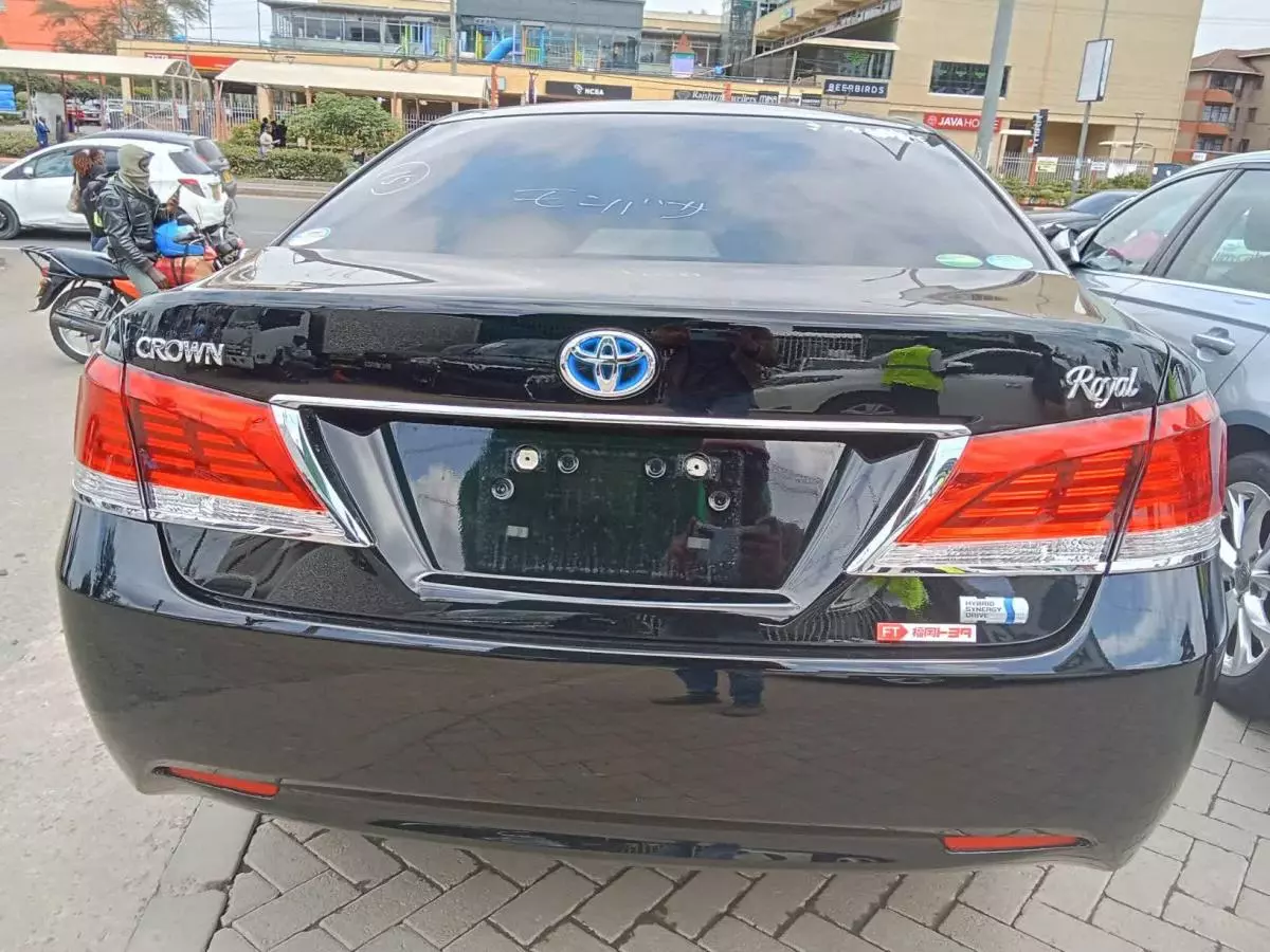 Toyota Crown Royal saloon Hybrid    - 2017