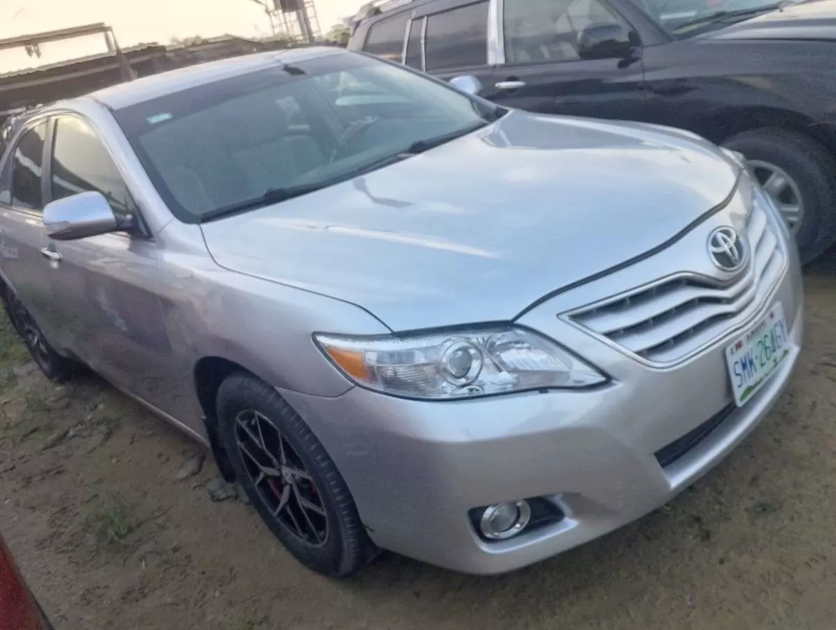 Toyota Camry   - 2010