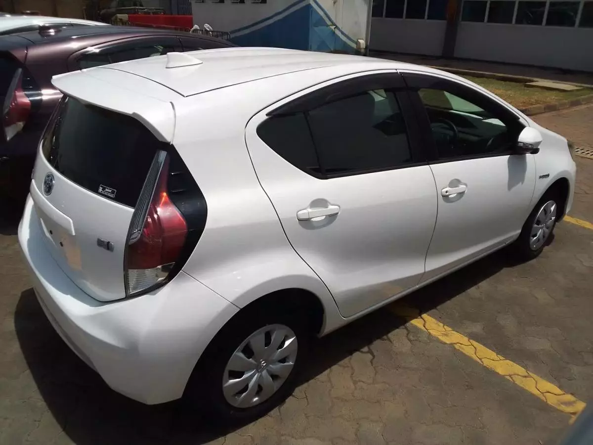 Toyota Aqua Hybrid - 2015