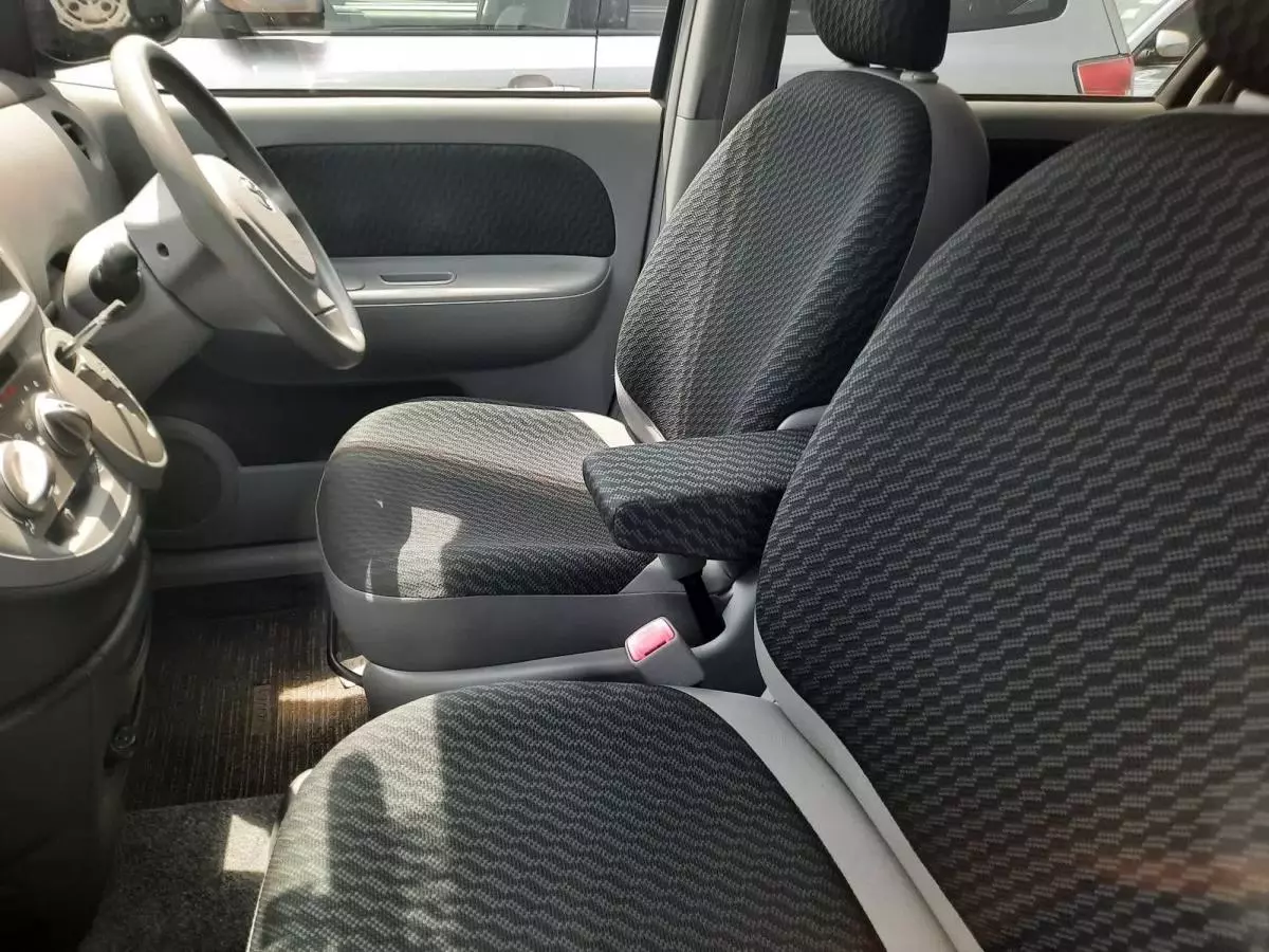 Toyota Sienta - 2009