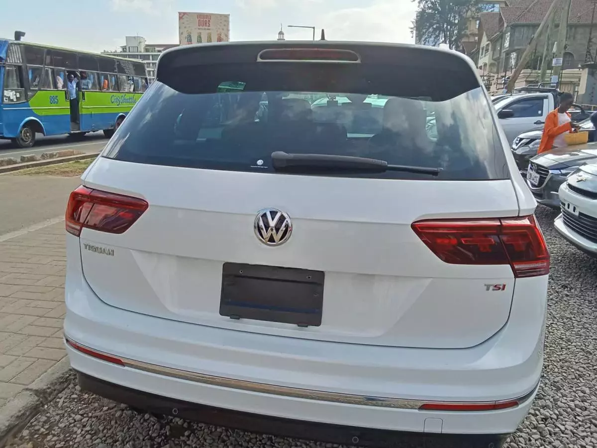 Volkswagen Tiguan   - 2016