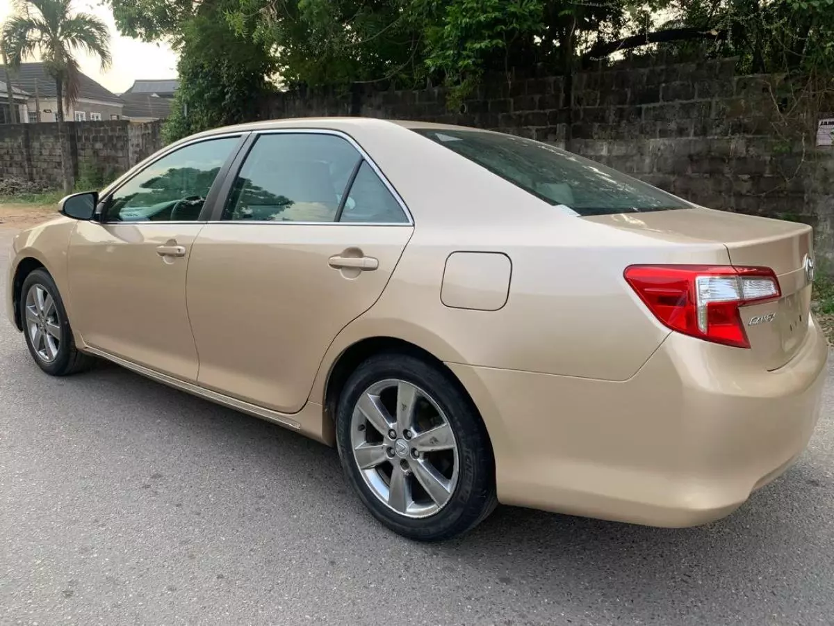 Toyota Camry   - 2012