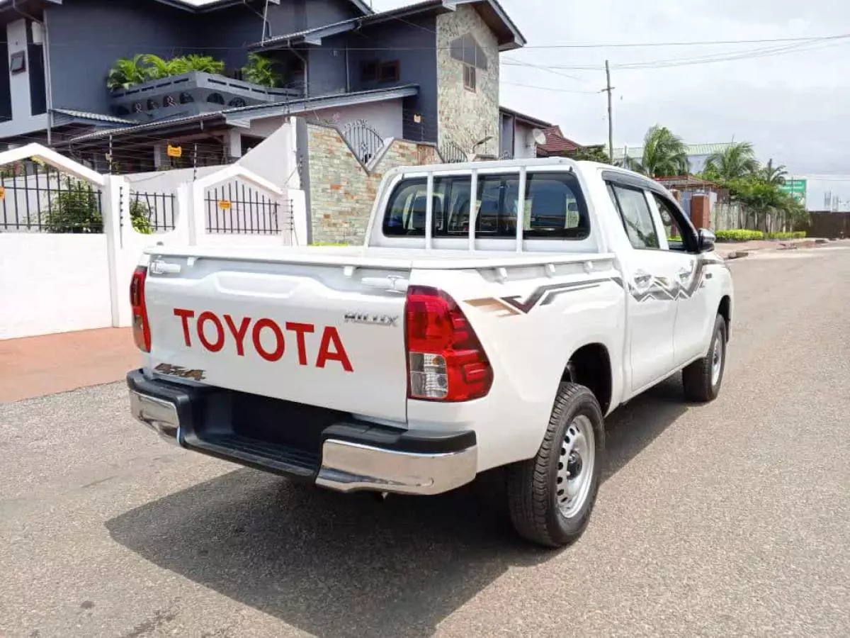 Toyota Hilux   - 2024