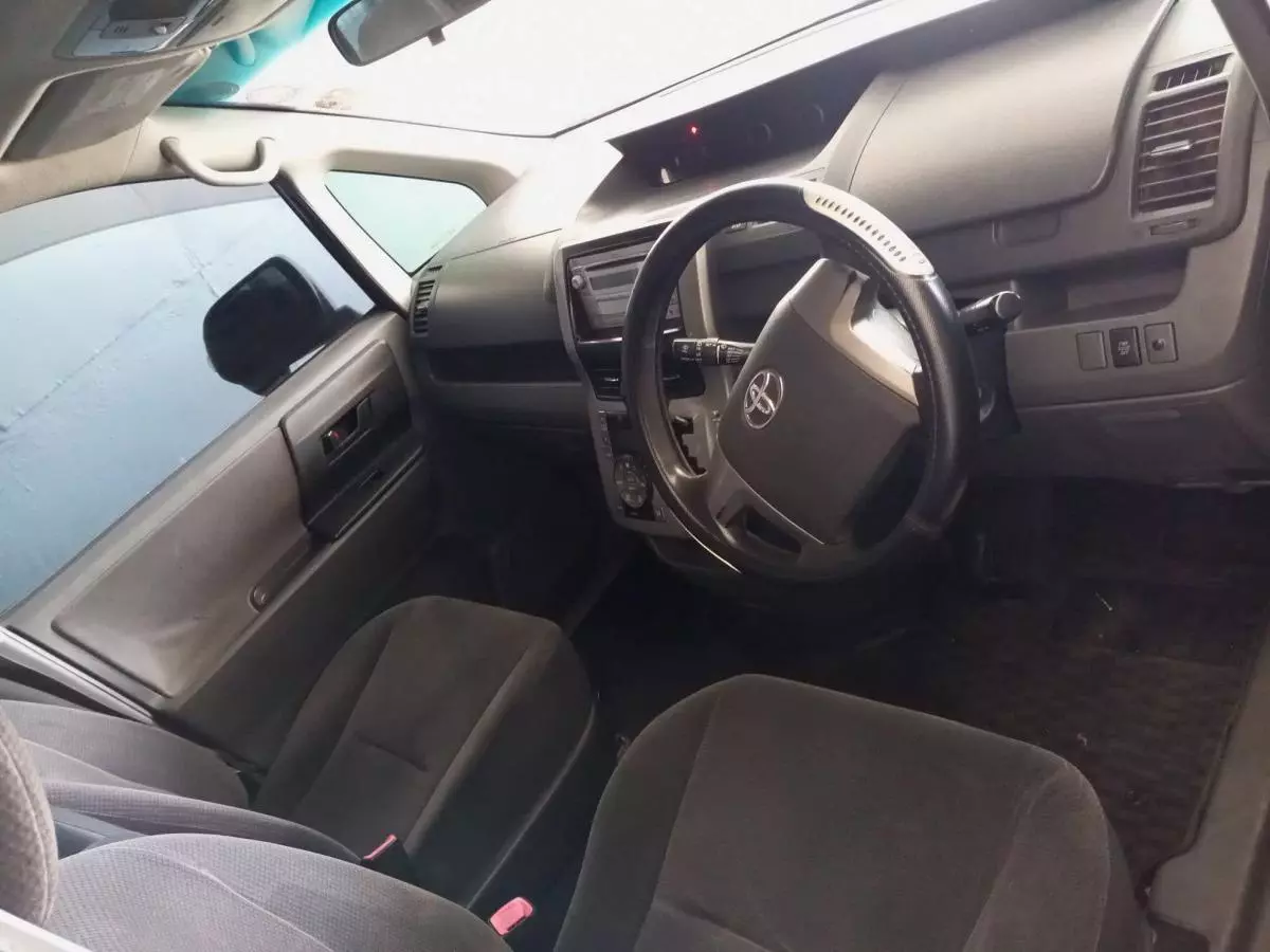 Toyota Noah - 2009