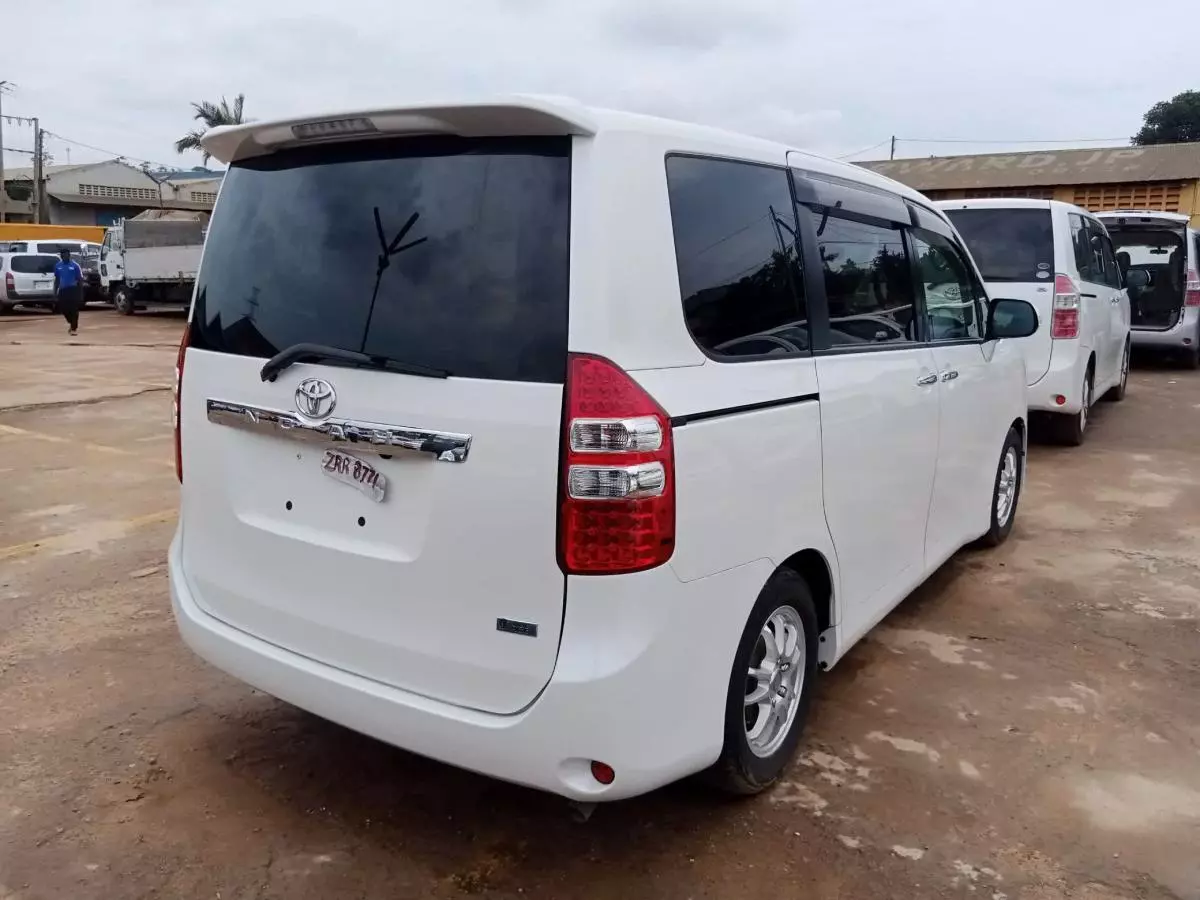 Toyota Noah   - 2011