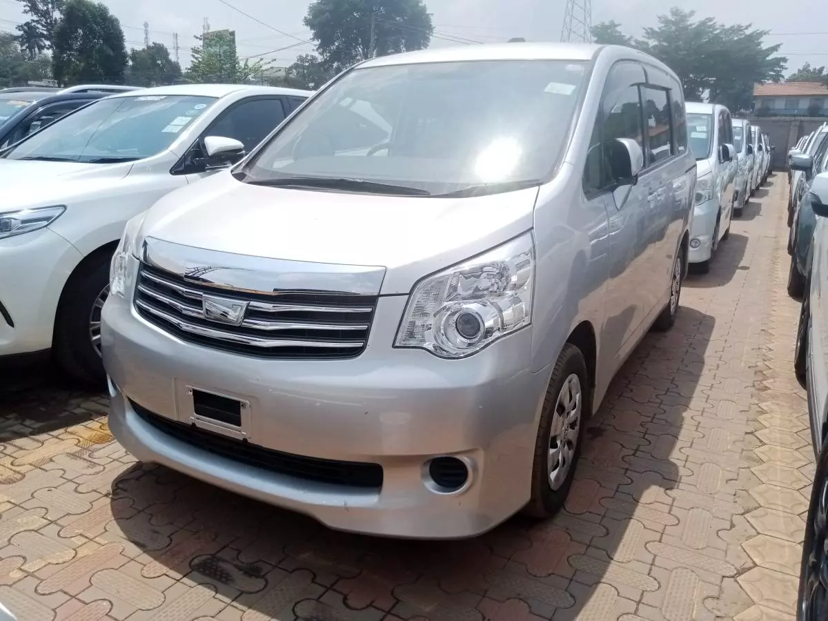 Toyota Noah   - 2012