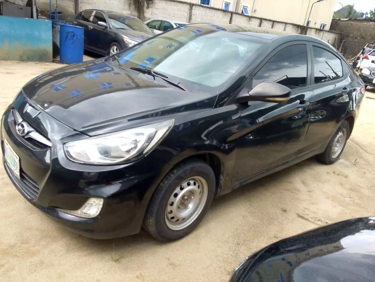 Hyundai Elantra   - 2012