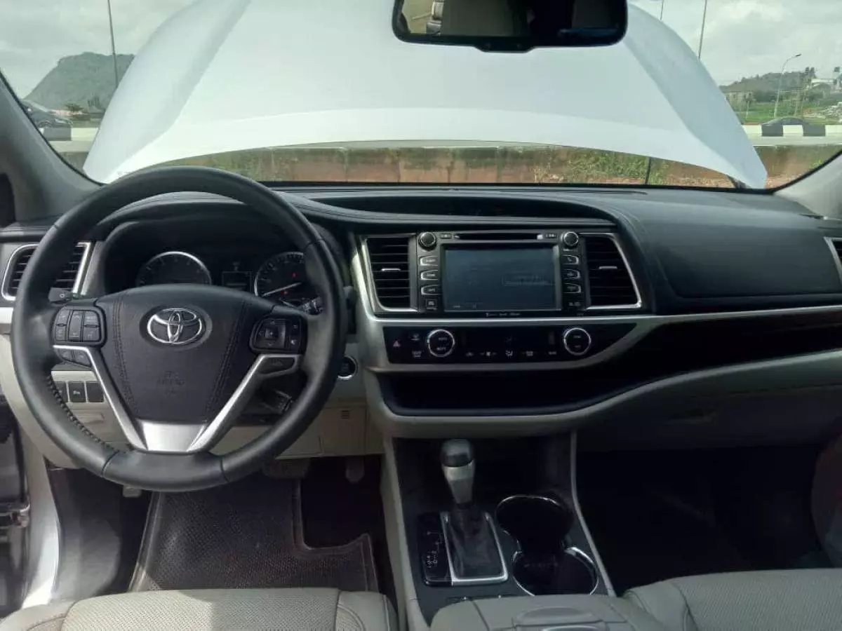 Toyota Highlander   - 2016