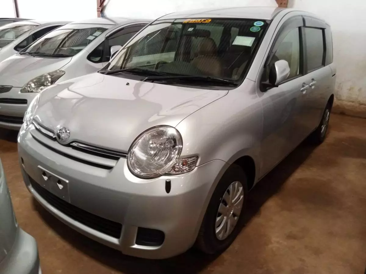 Toyota Sienta   - 2011