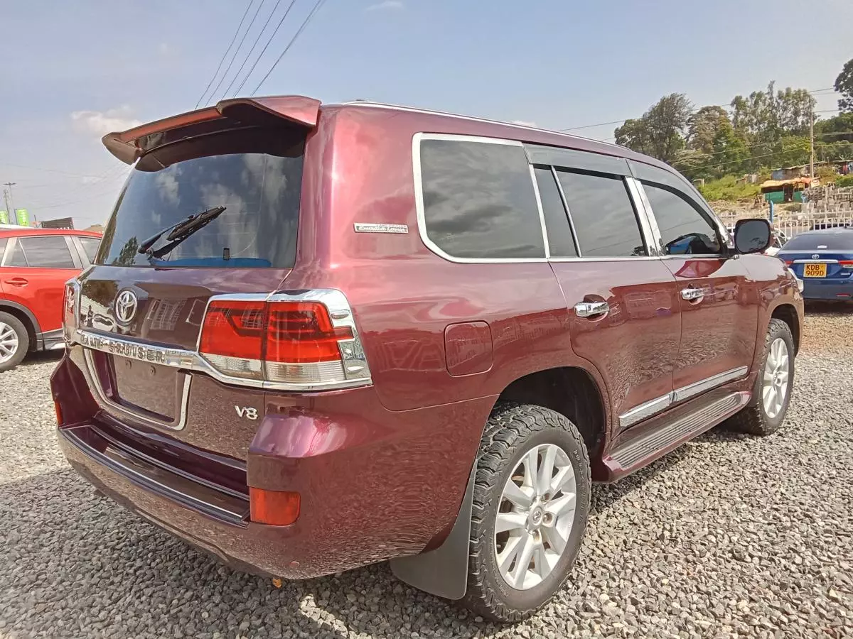 Toyota Landcruiser  V8   - 2013