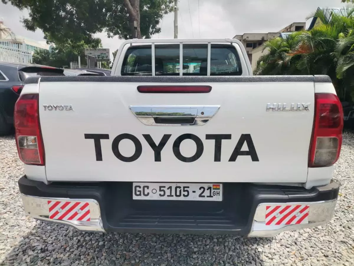 Toyota Hilux   - 2021