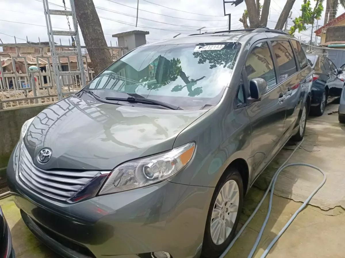 Toyota Sienna   - 2013