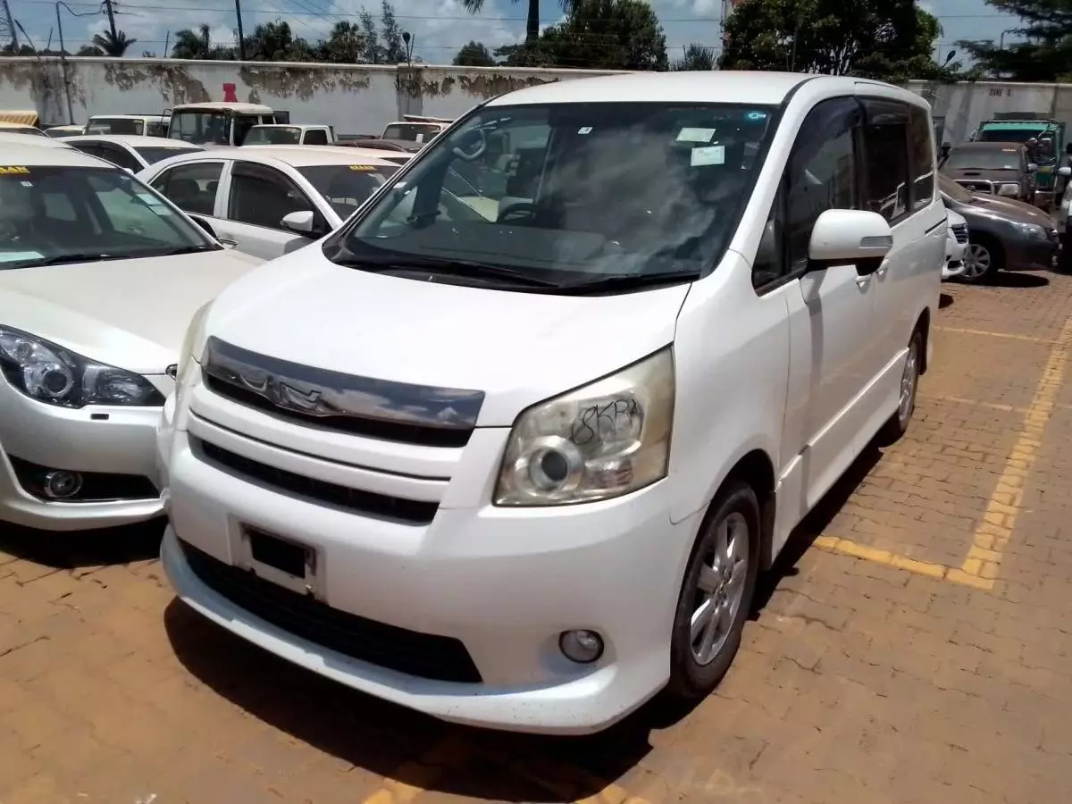 Toyota Noah   - 2010