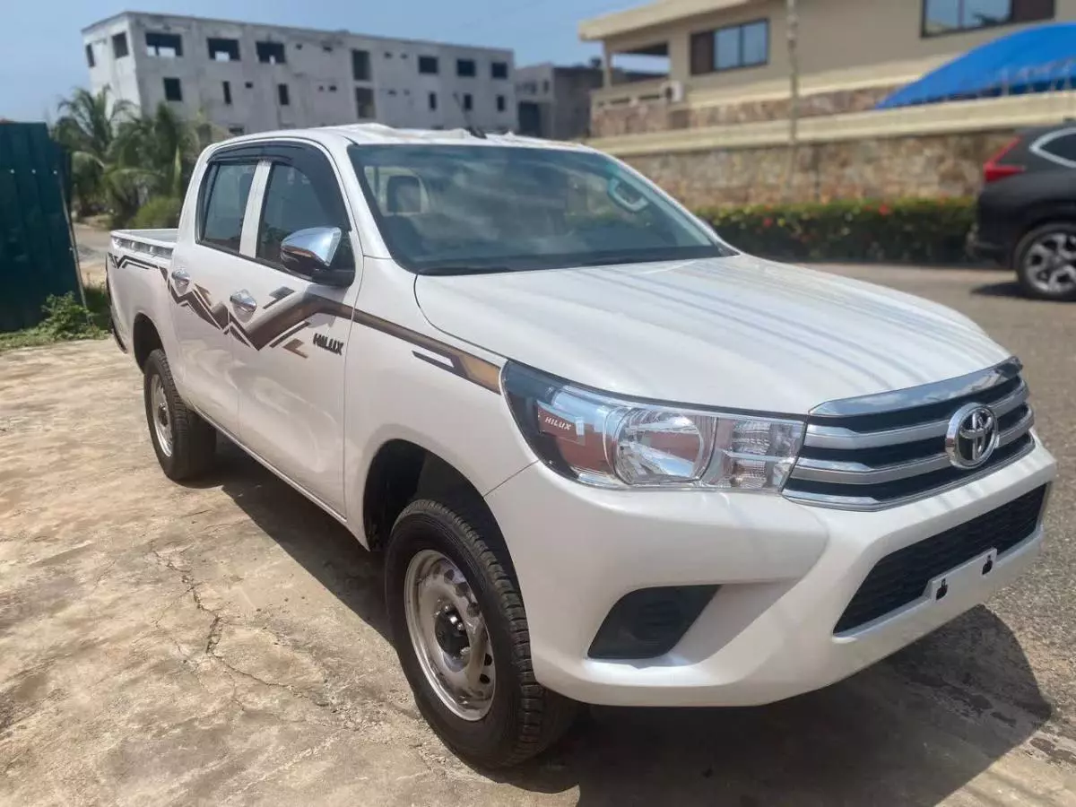 Toyota Hilux   - 2024