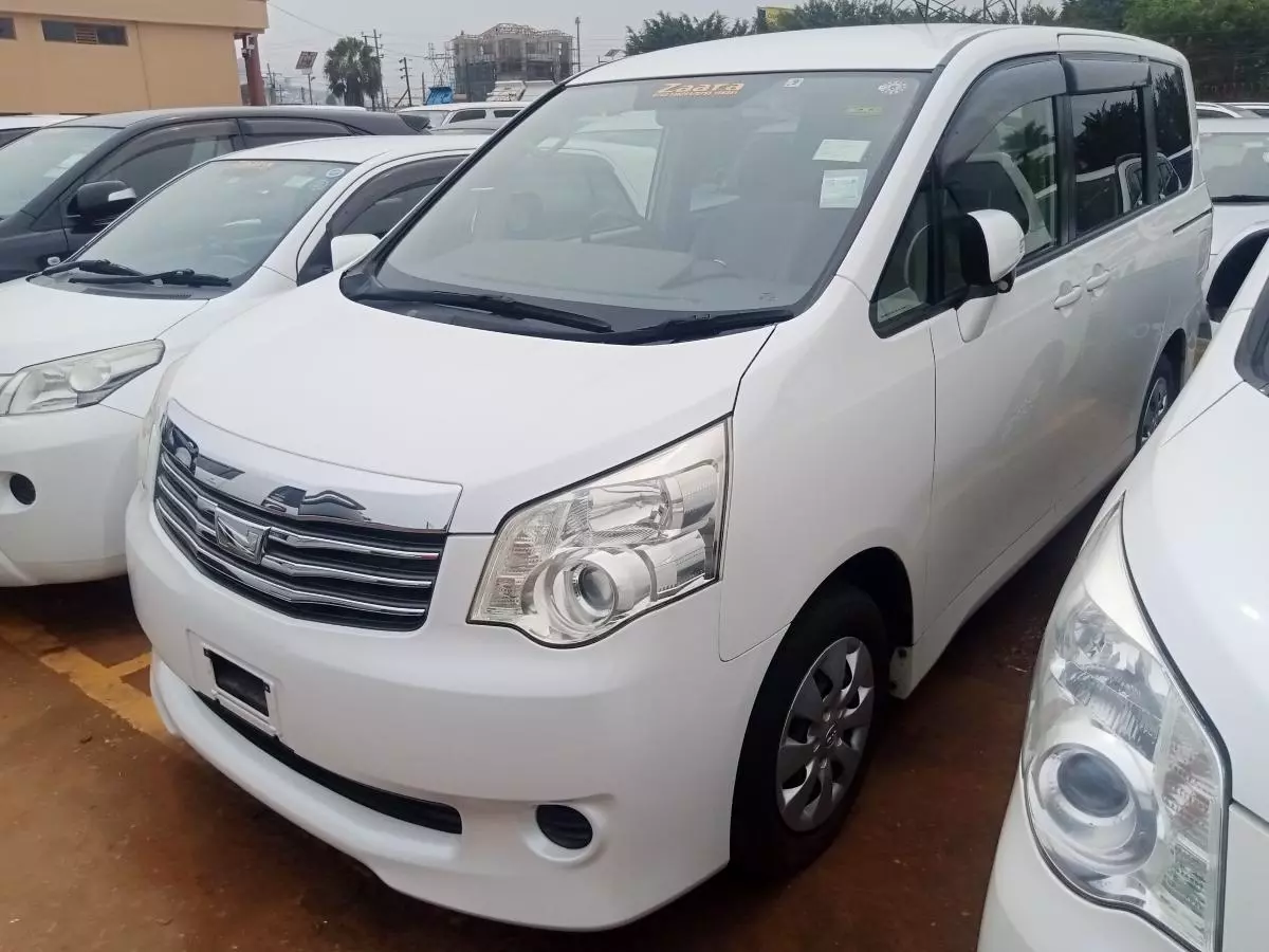 Toyota Noah   - 2012