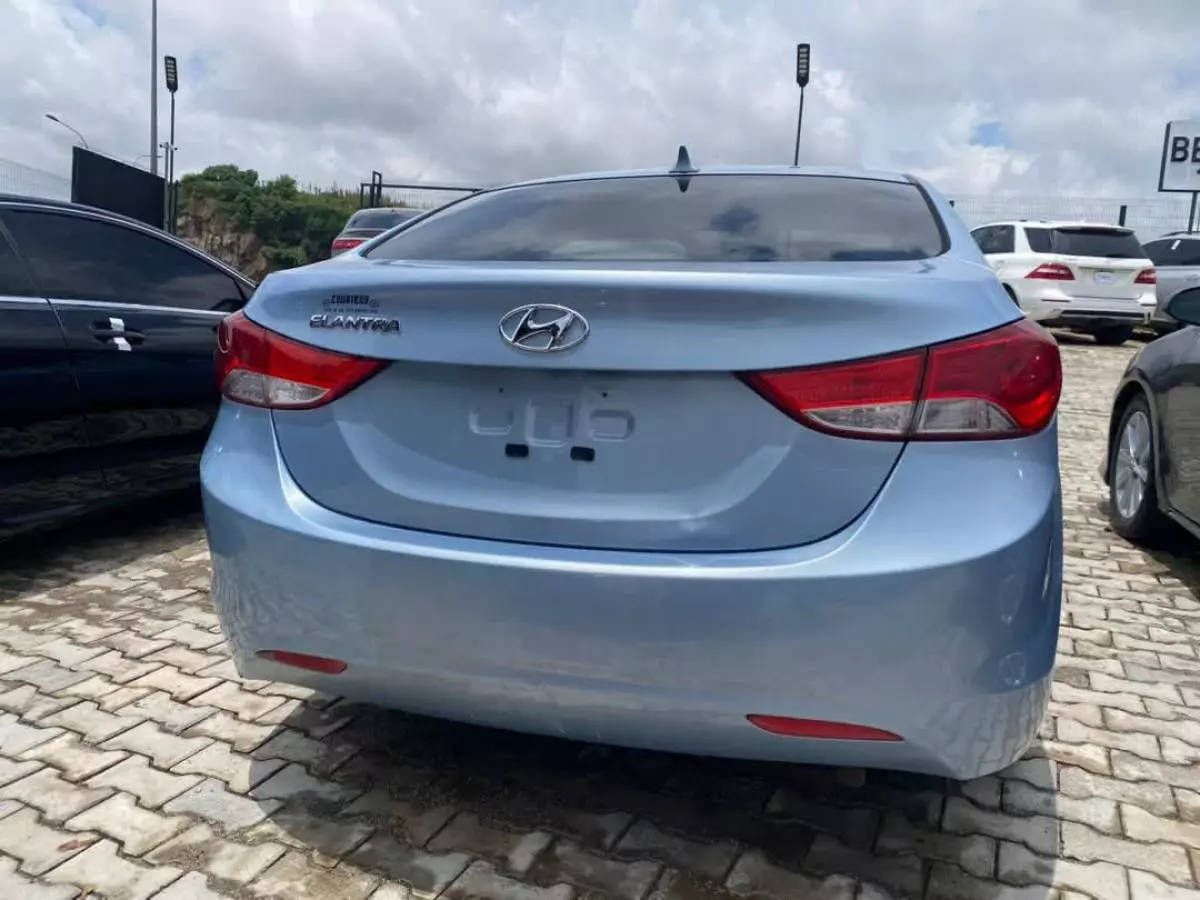 Hyundai Elantra   - 2012