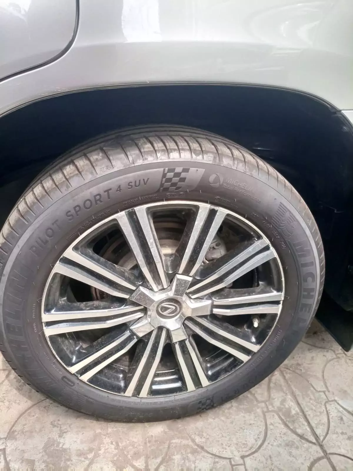 Lexus LX 570 - 2021