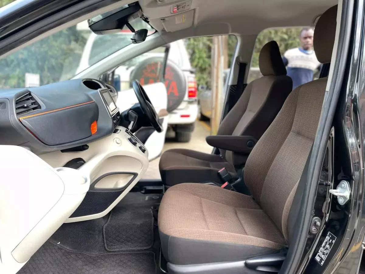 Toyota Sienta - 2016