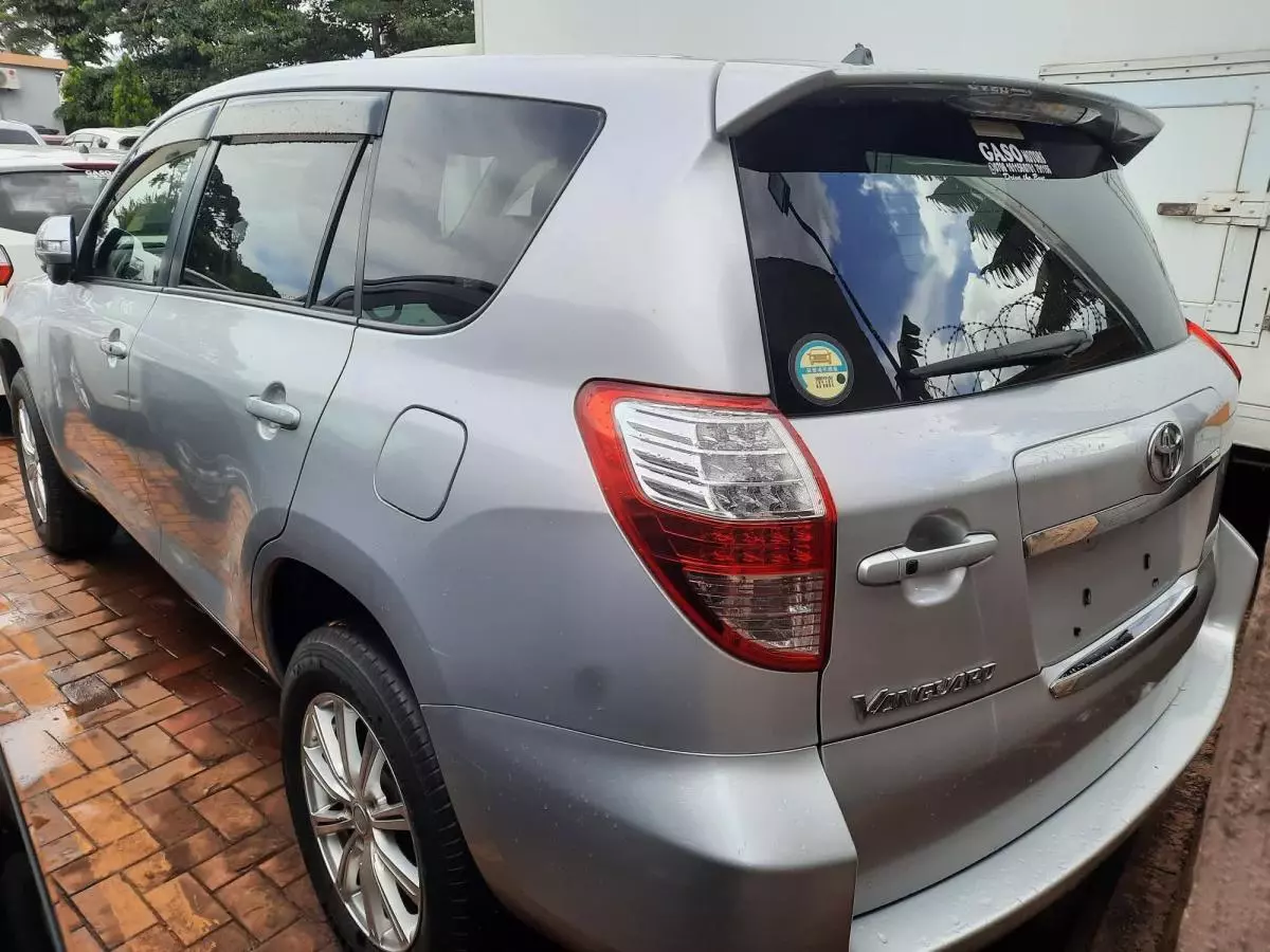 Toyota Vanguard  - 2010