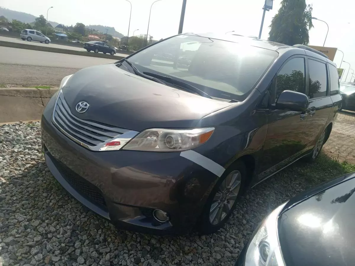 Toyota Sienna   - 2011