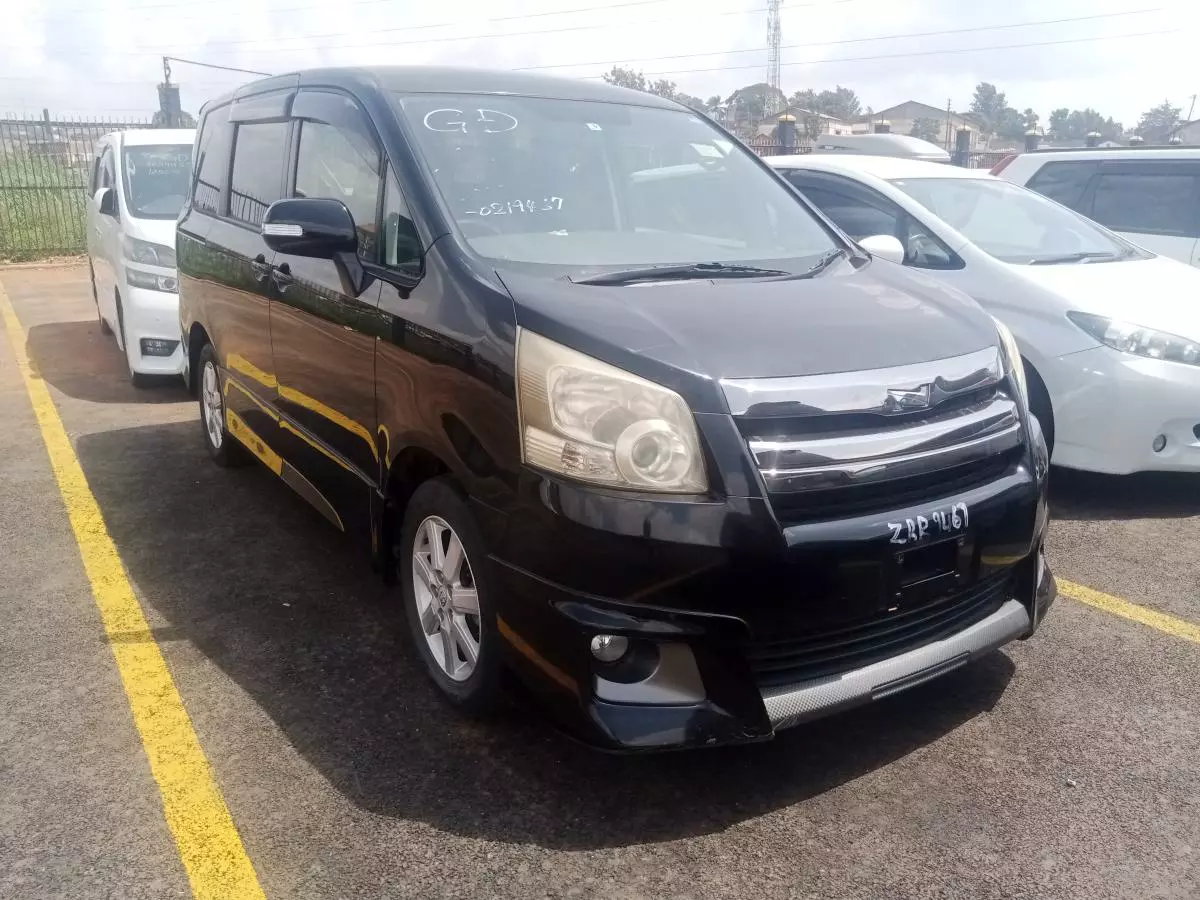 Toyota Noah   - 2009