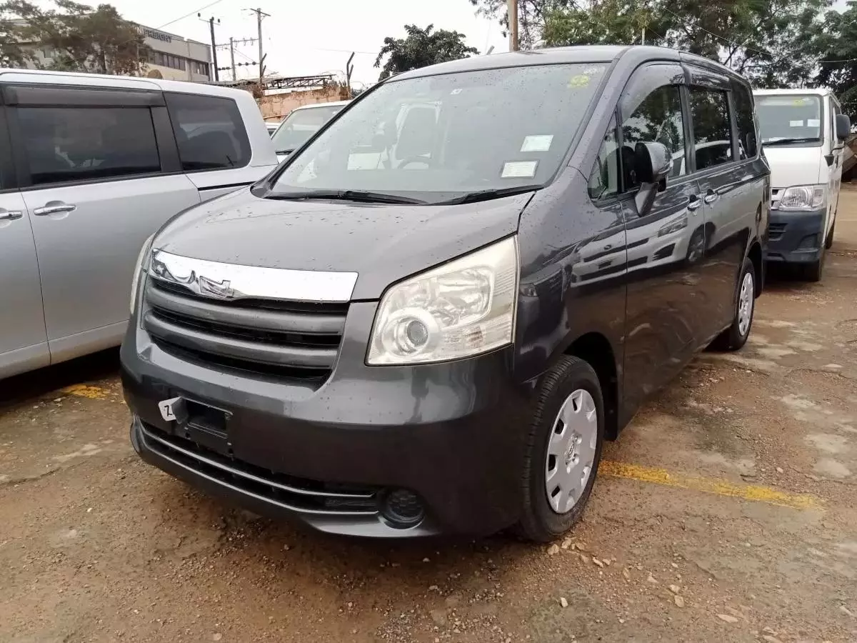 Toyota Noah   - 2011